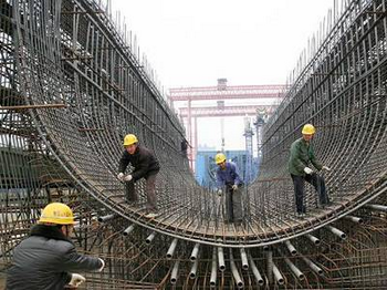 Concrete reinforcing mesh used for curved bridge deck construction