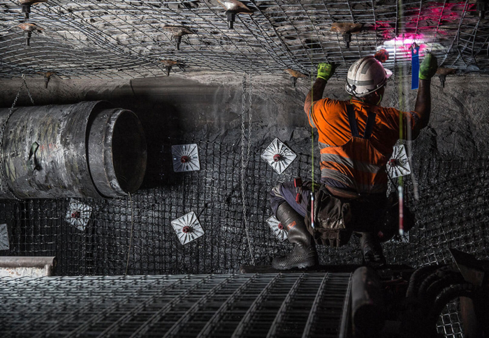 Welded wire mesh for coal mine roof 